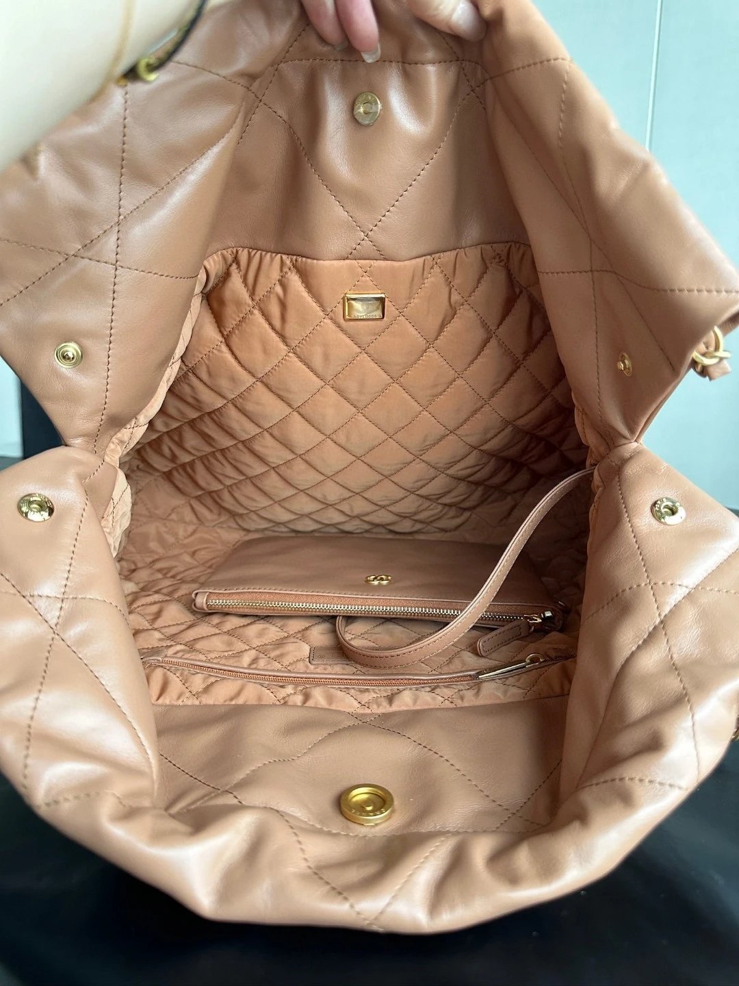 CHANEL 22 Shiny Calfskin Shoulder Bag