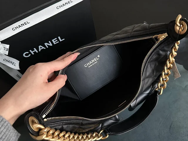 CHANEL 25C Flap Bag with Brand Logo Closure