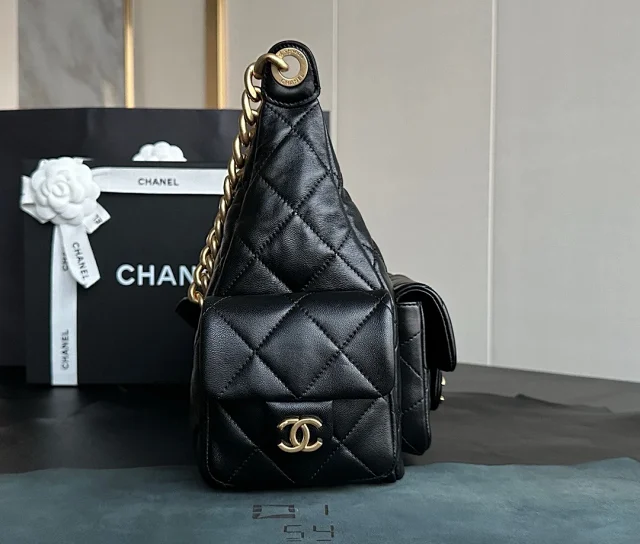 CHANEL 25C Flap Bag with Brand Logo Closure