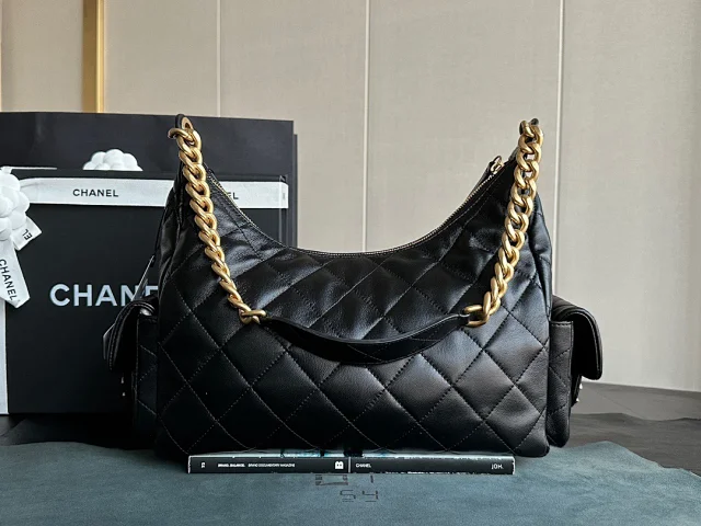 CHANEL 25C Flap Bag with Brand Logo Closure