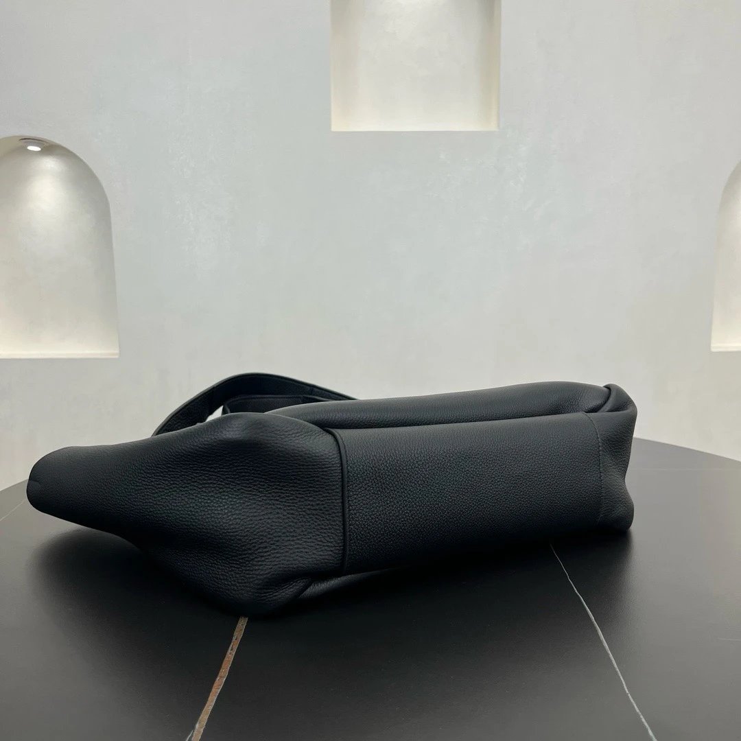 YSL Le5À7 Bea textured-leather tote bag
