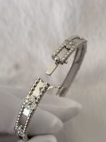 VCA Perlee sweet clovers cuff