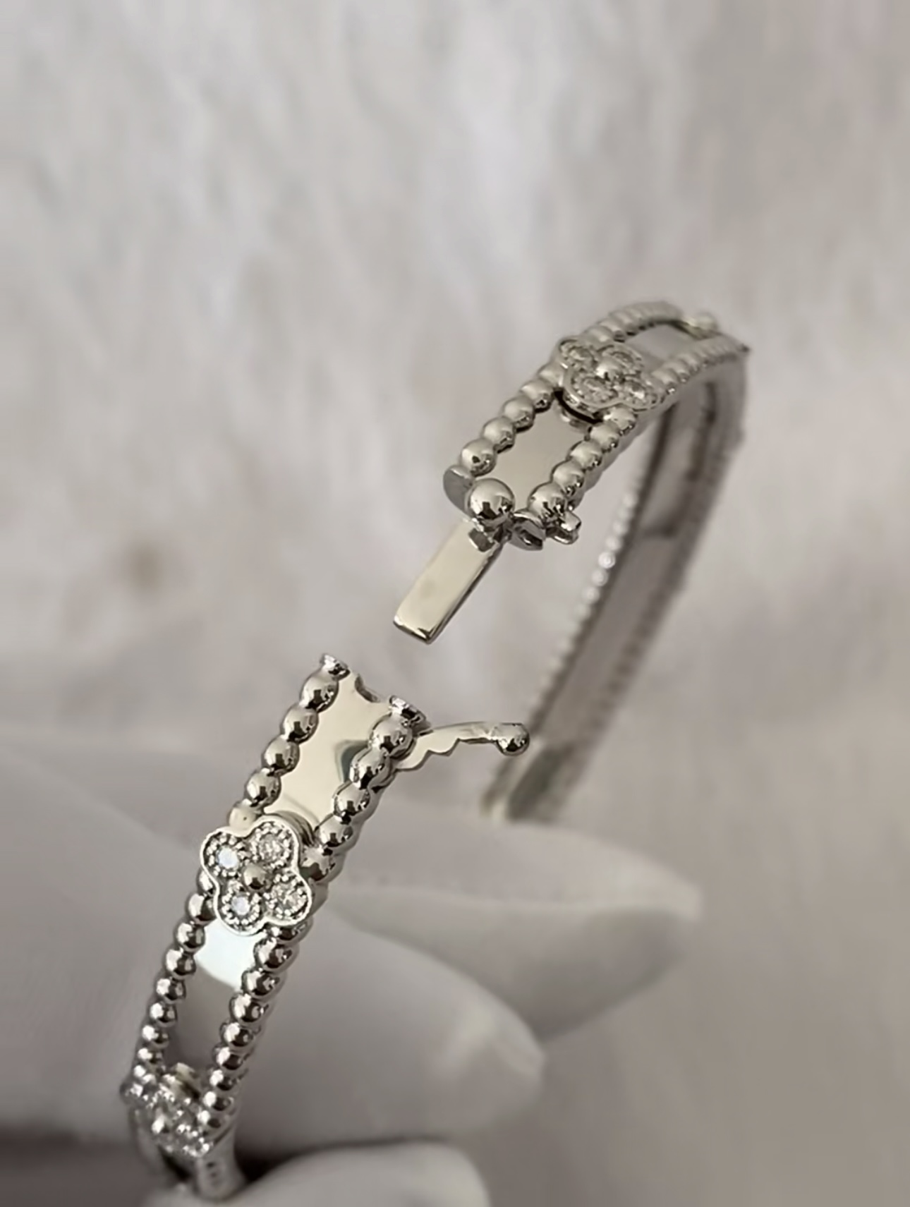 VCA Perlee sweet clovers cuff