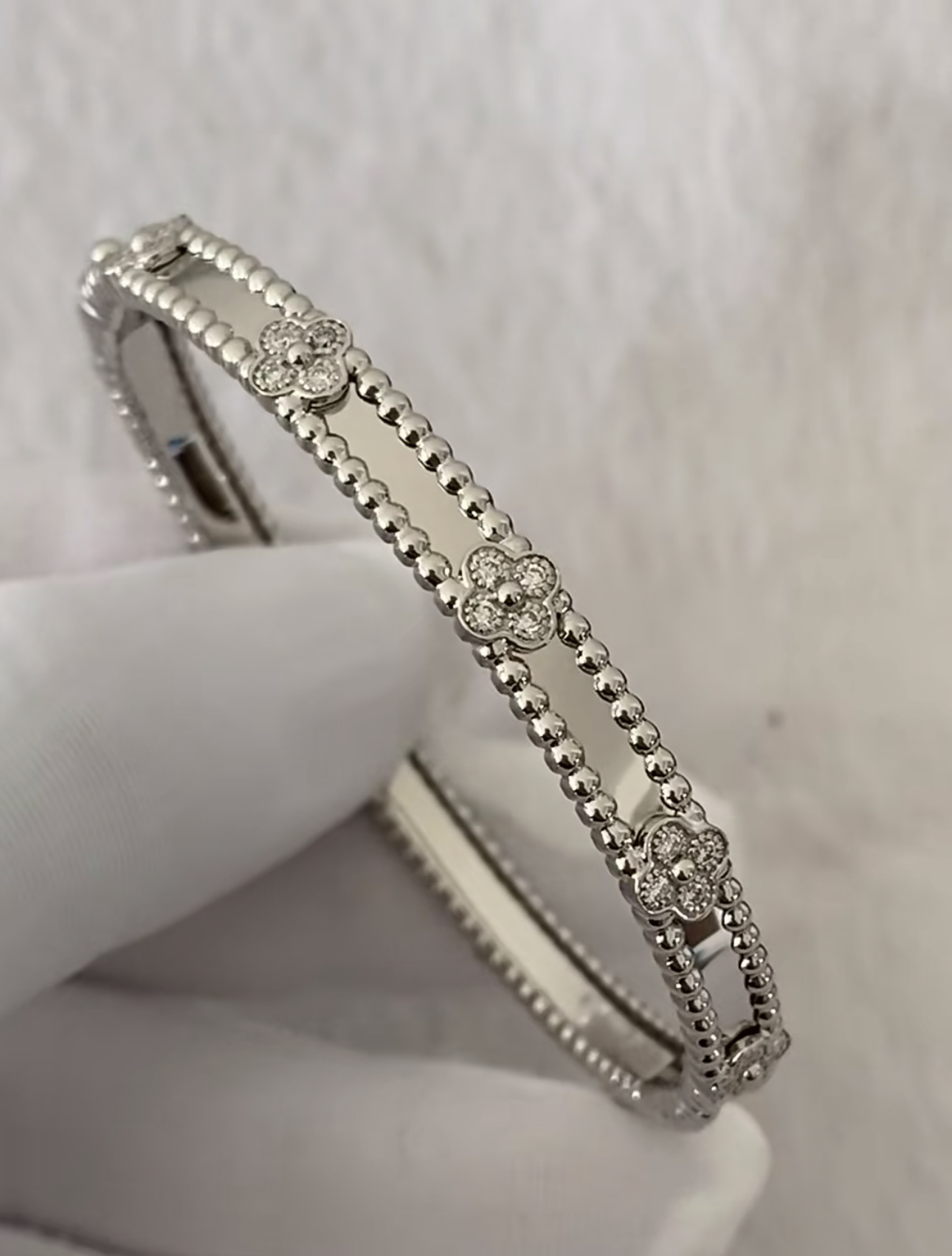 VCA Perlee sweet clovers cuff