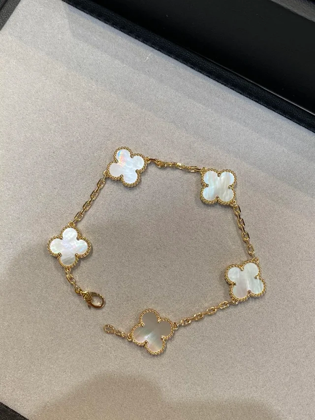 VCA Vintage Alhambra pendant-White mother-of-pearl