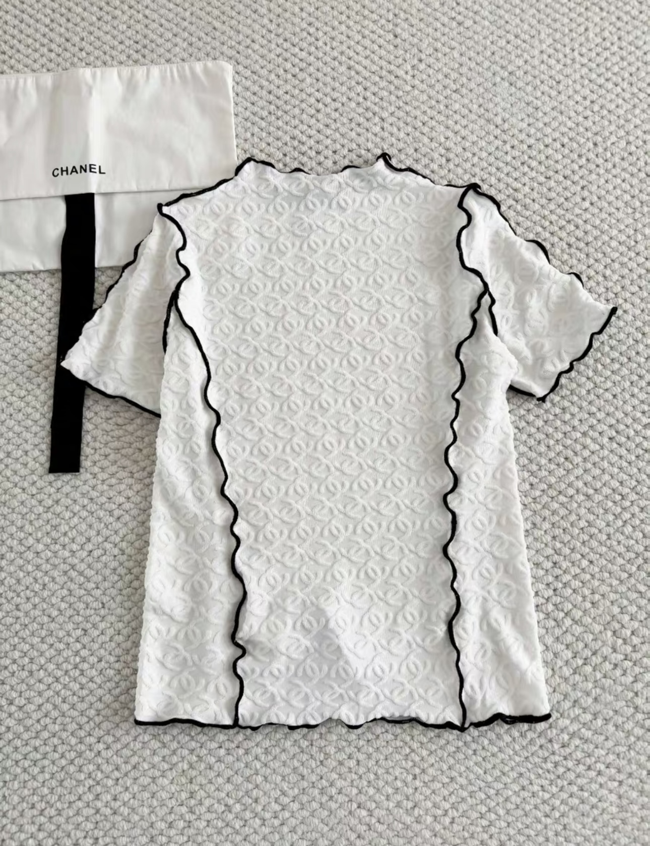 CHANEL 25P Short sleeves with a stand collar and lace detailing