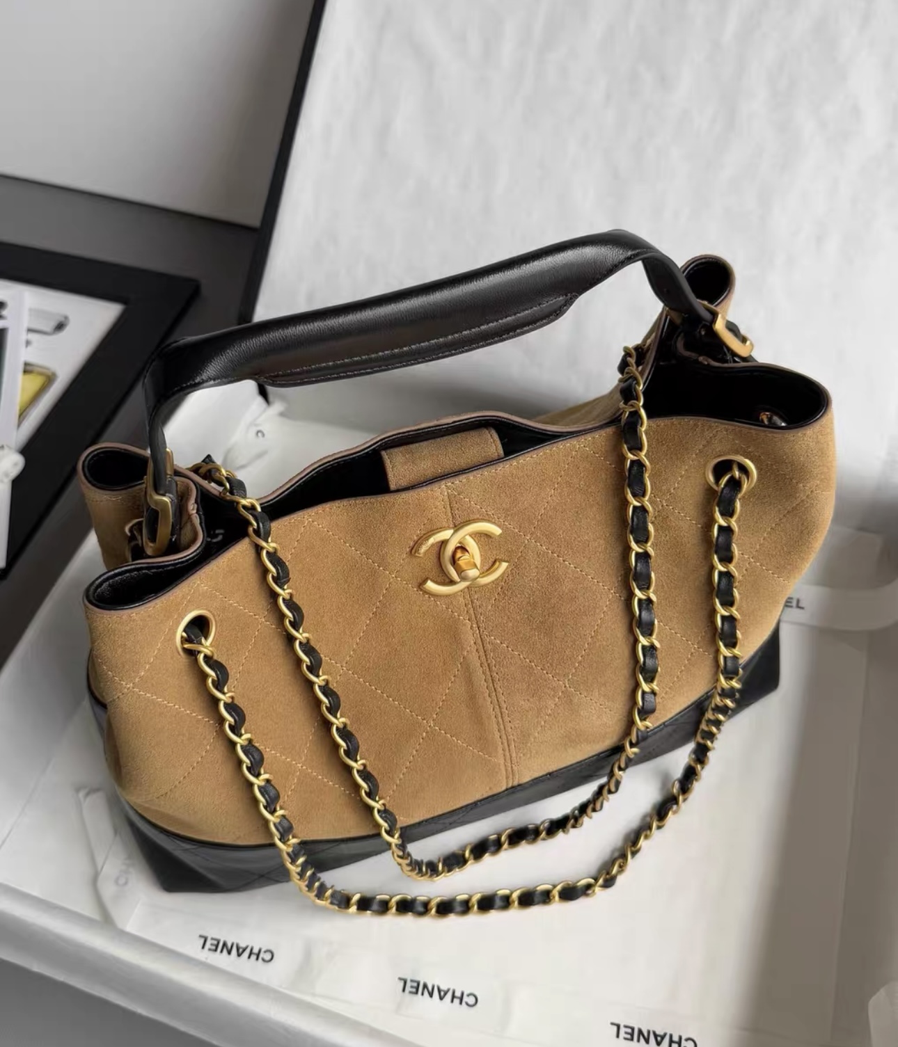 CHANEL Métiers d’art Small Tote