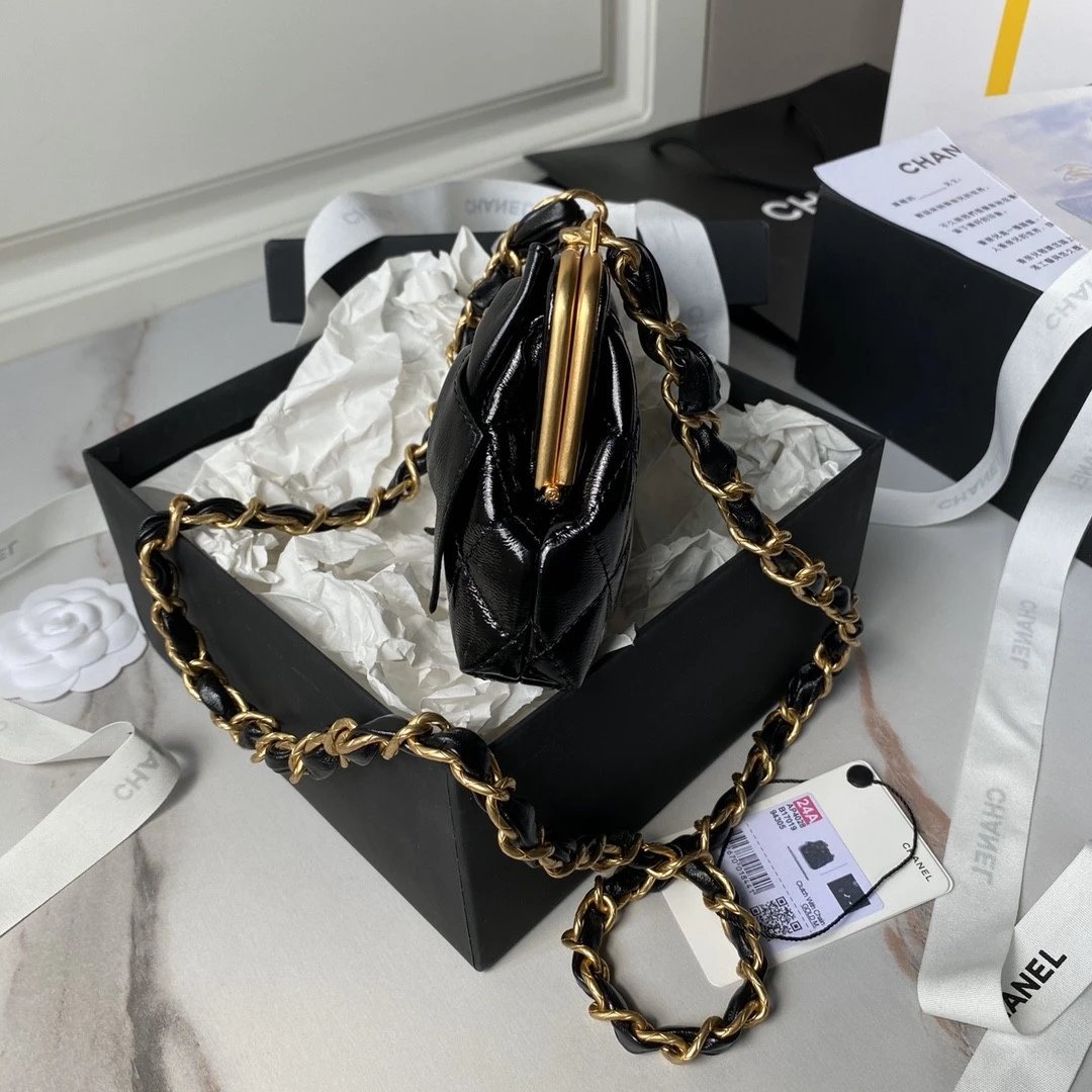 CHANEL Matelasse Chain handbag