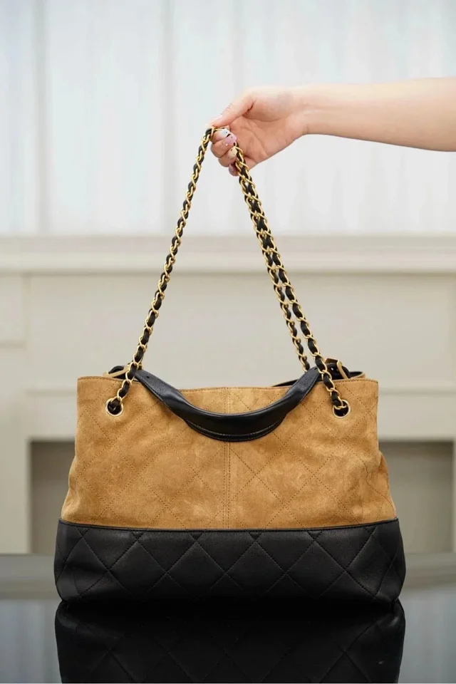 CHANEL Métiers d’art Small Tote