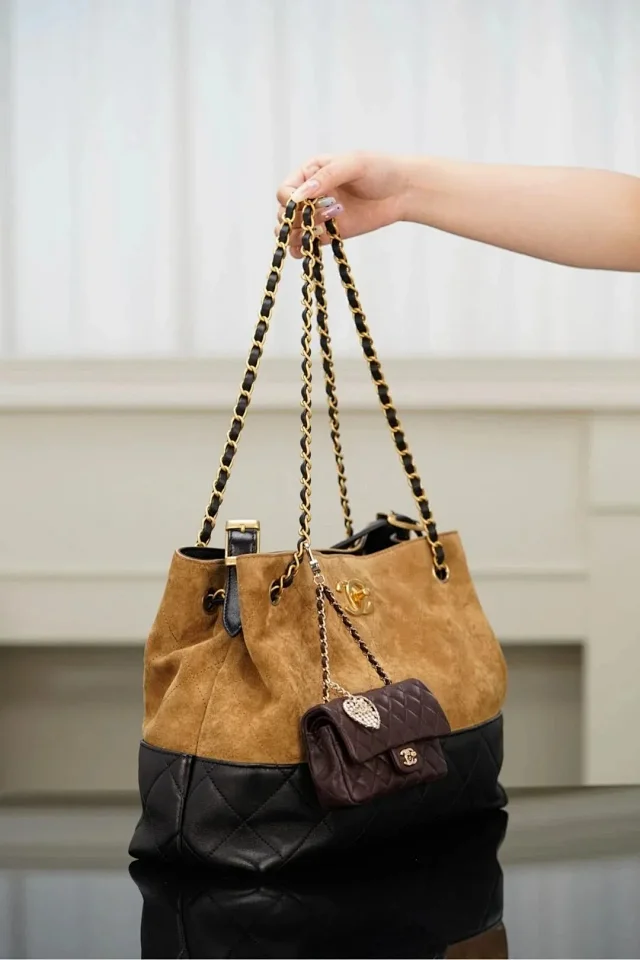 CHANEL Métiers d’art Small Tote