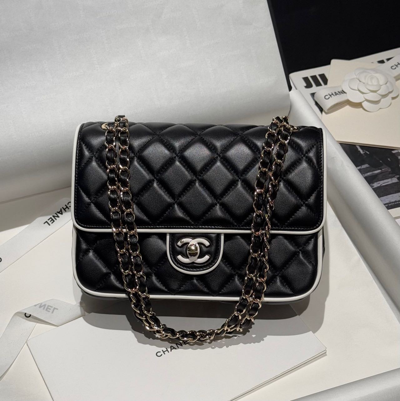 CHANEL Flap bag Lambski black & white