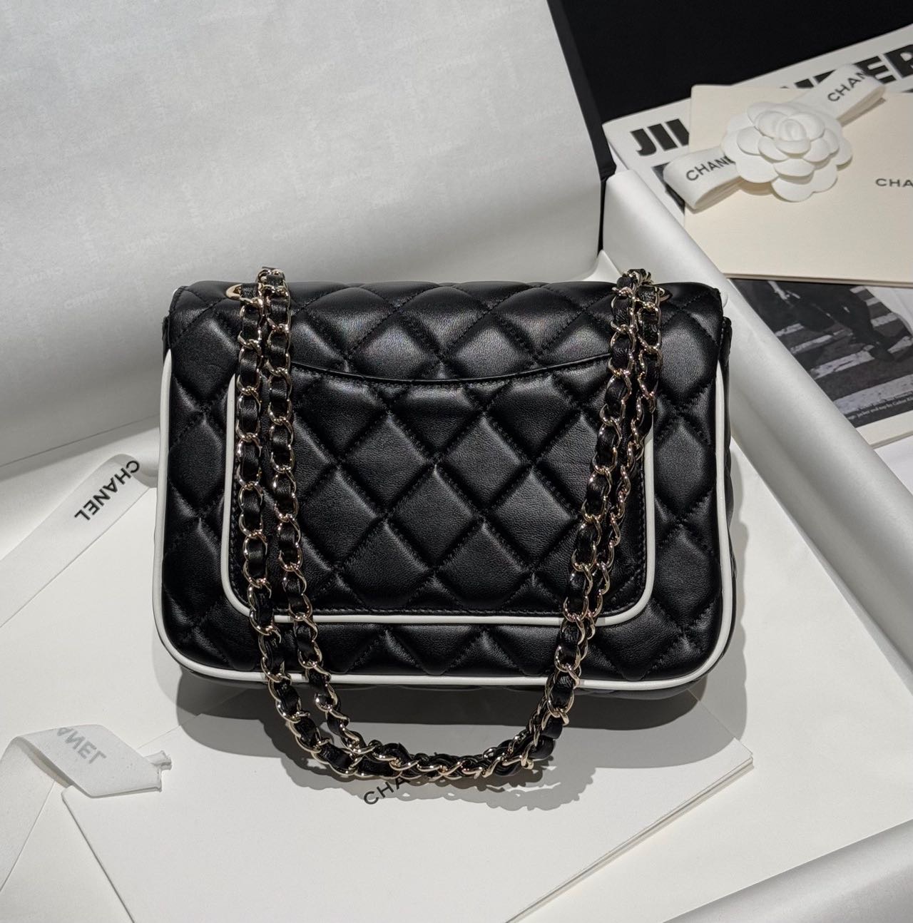 CHANEL Flap bag Lambski black & white