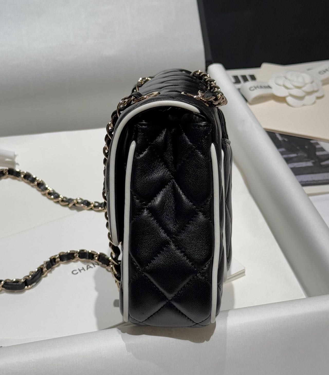 CHANEL Flap bag Lambski black & white