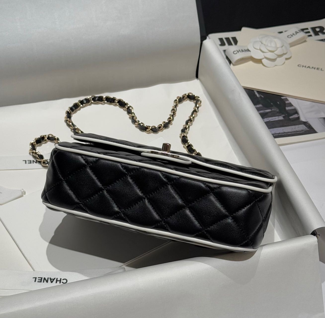 CHANEL Flap bag Lambski black & white