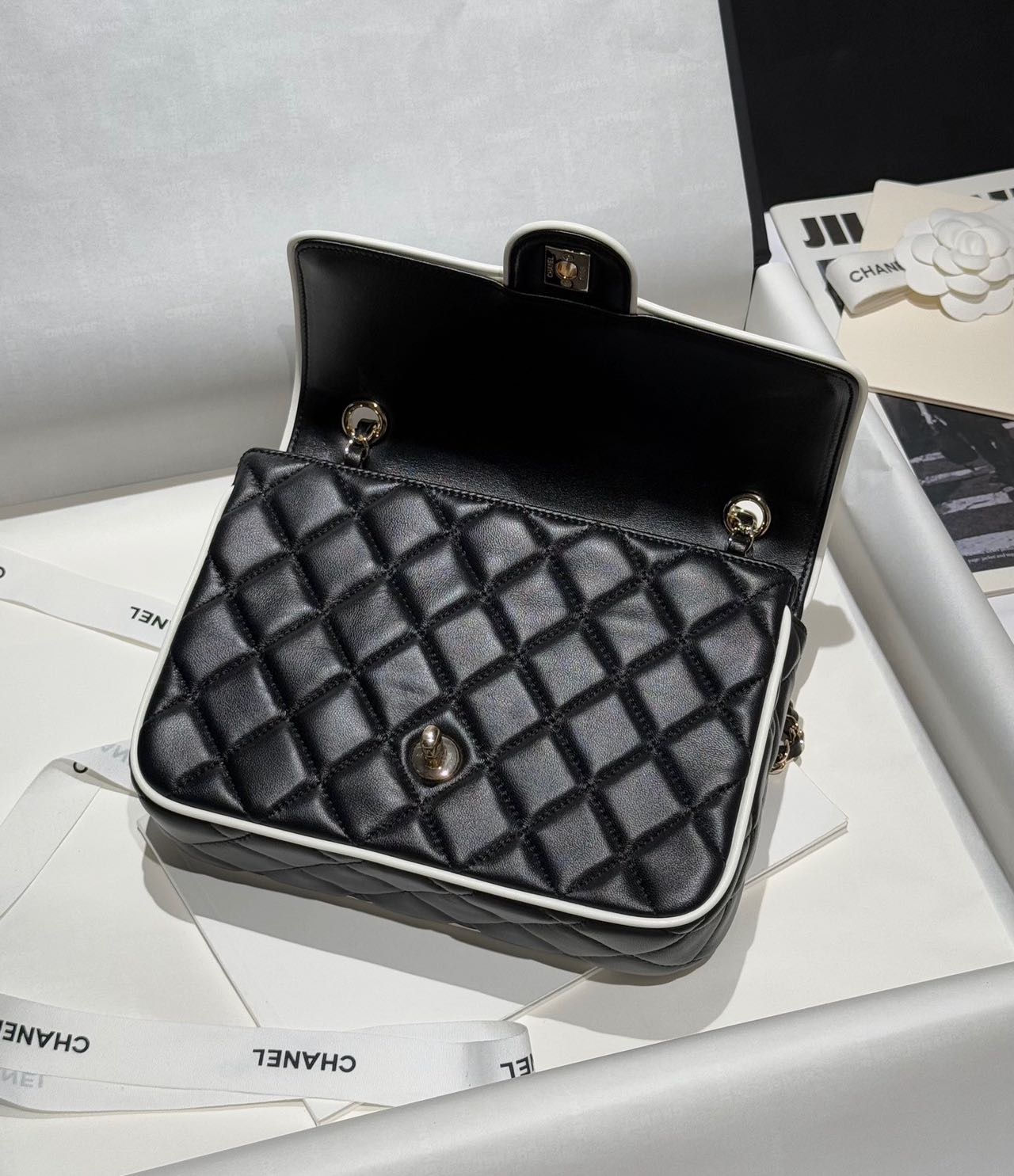 CHANEL Flap bag Lambski black & white