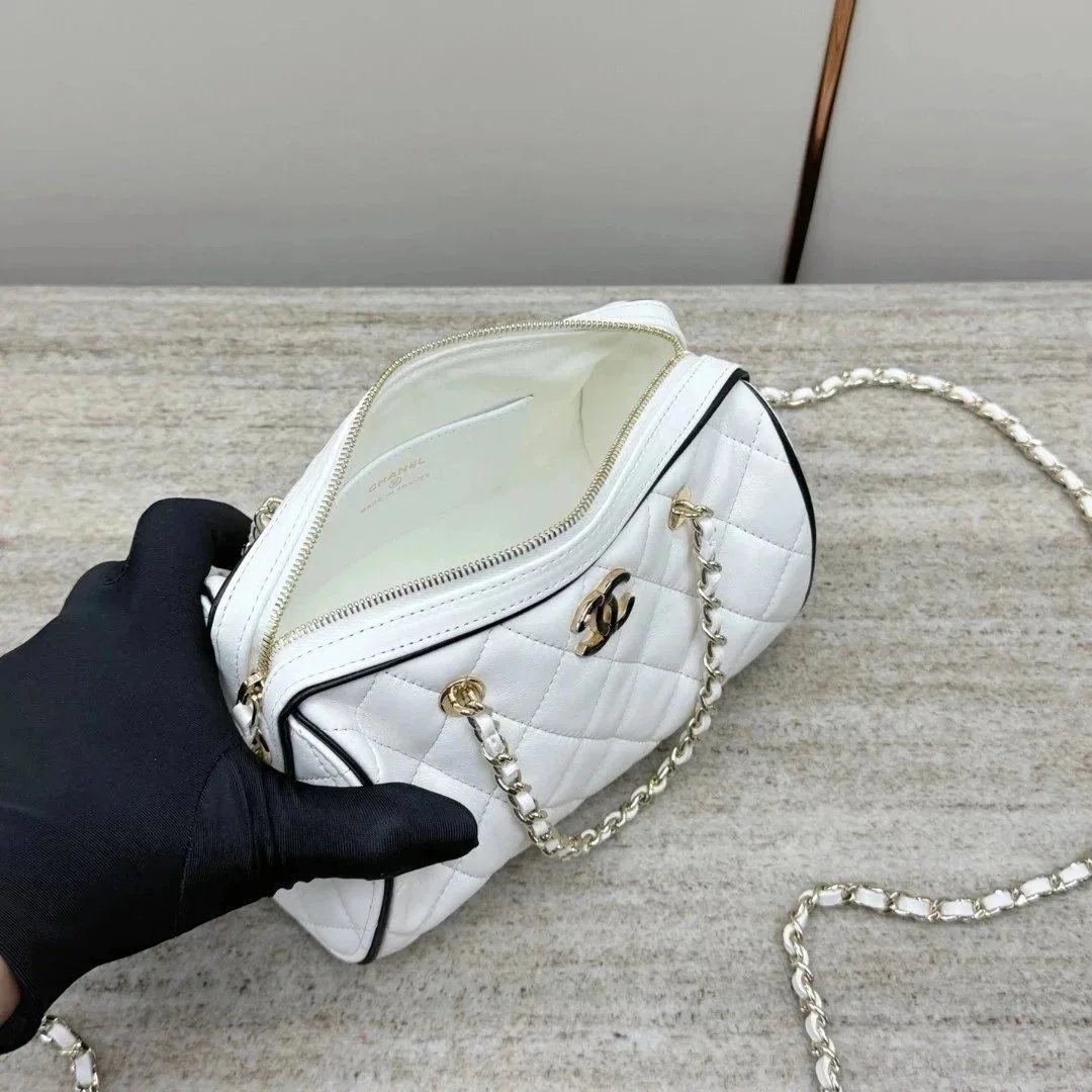 CHANEL Clutch With Chain