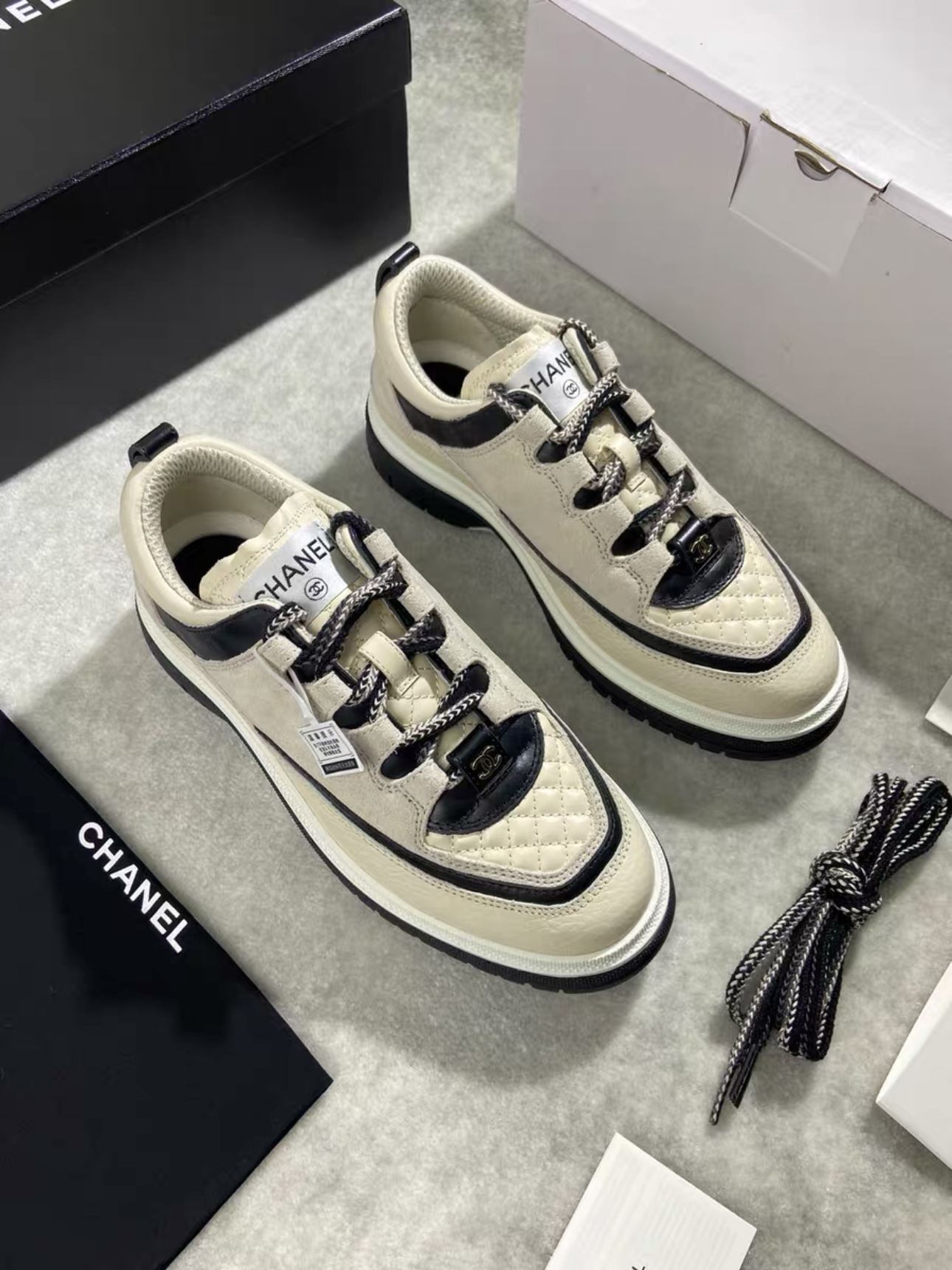 CHANEL 25C lacing flat low top casual sneakers