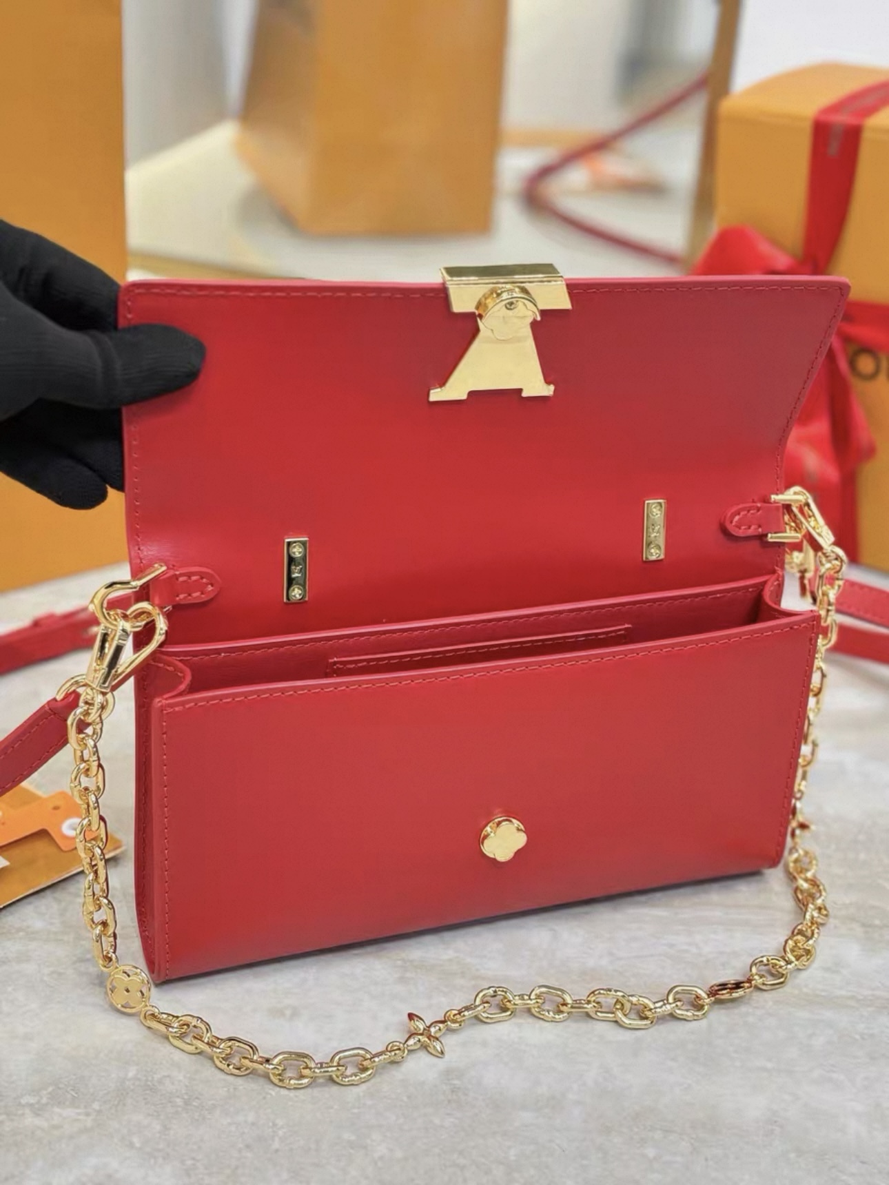 LV Wallet On Chain Capucines