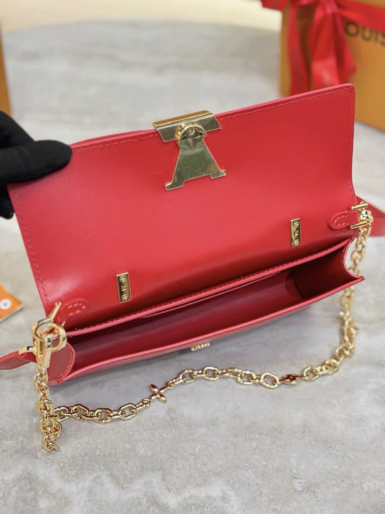 LV Wallet On Chain Capucines